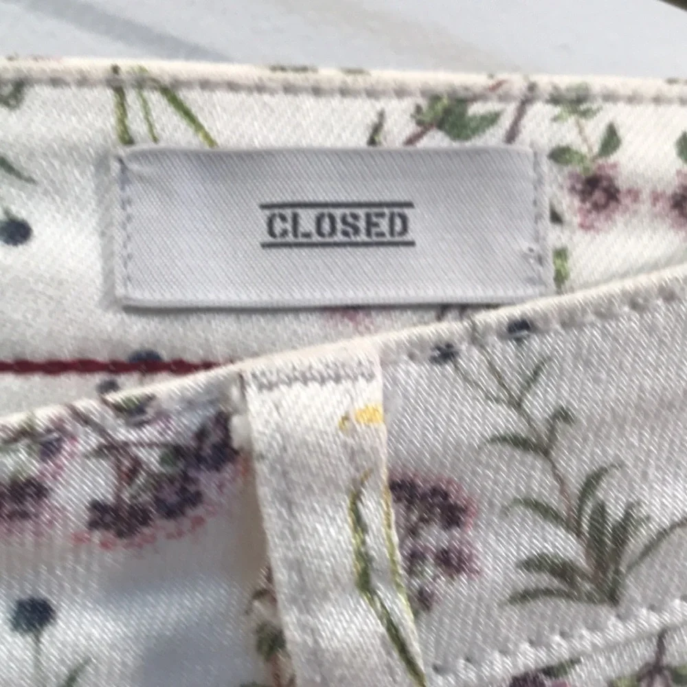 Wild Flowers Anthropologie Closed Jeans. Sz 26. Beautiful and perfect for spring